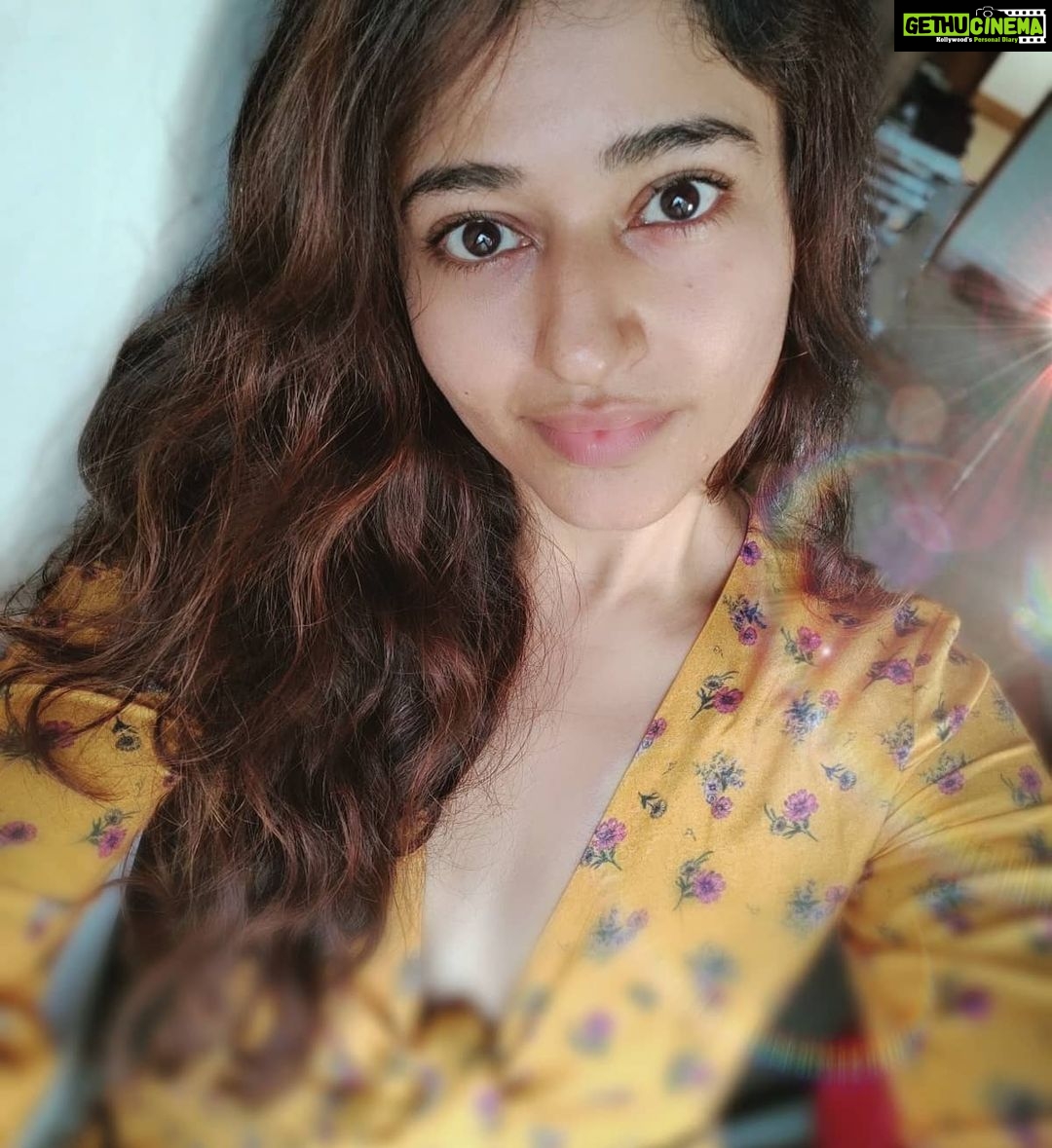 Poonam Bajwa Instagram - 🪐✨✨#sunnyday🌞 #howgoodcanlifebe#goodmorningbeautifulsouls#🦋🧡🌟