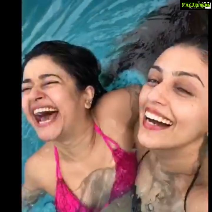 Poonam Bajwa Instagram - 🖤🌈🦋🪐@aartichabria !#tbt🔙📸#sweetbliss #afeelingcalledlife💙 #cheerstomorememories #gratitudemagicuniverse