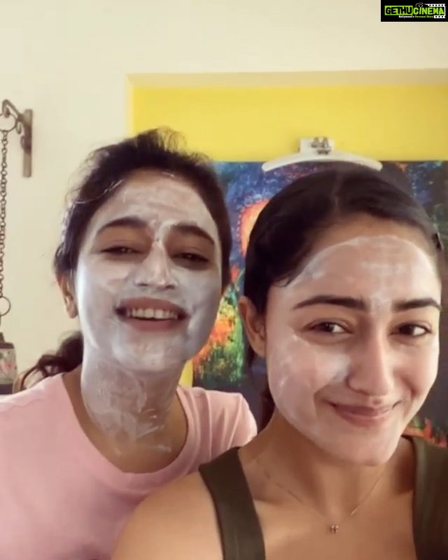 Poonam Bajwa Instagram - With @tridhac #goodmorningbeautifulsouls!😂😂😂🤣😁🌟 #morningtutorial#😁🌟❤️