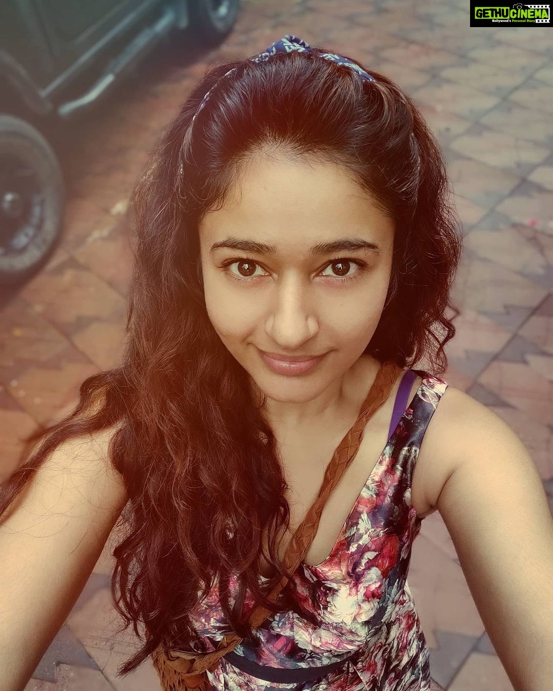 Poonam Bajwa Instagram - 🌟🌻🌞🌠🦋#goodmorningbeautifulsouls#