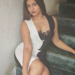 Poonam Bajwa Instagram - 🦋🧡🍂🍂🍂🍀🪐🪐☀️#stairstosomewhere#sitforabit#carefreetimelessness# 📸🦋🦋🦋@hairstylebynisha