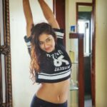 Poonam Bajwa Instagram - 🌛#stretchingintotheweek#🌜 . 🖤🖤🖤@hairstylebynisha