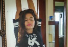 Poonam Bajwa Instagram - 🌛#stretchingintotheweek#🌜 . 🖤🖤🖤@hairstylebynisha