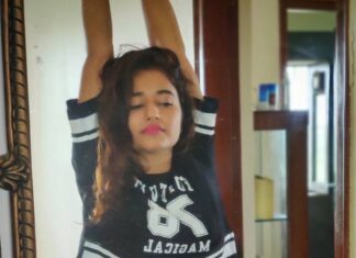 Poonam Bajwa Instagram - 🌛#stretchingintotheweek#🌜 . 🖤🖤🖤@hairstylebynisha