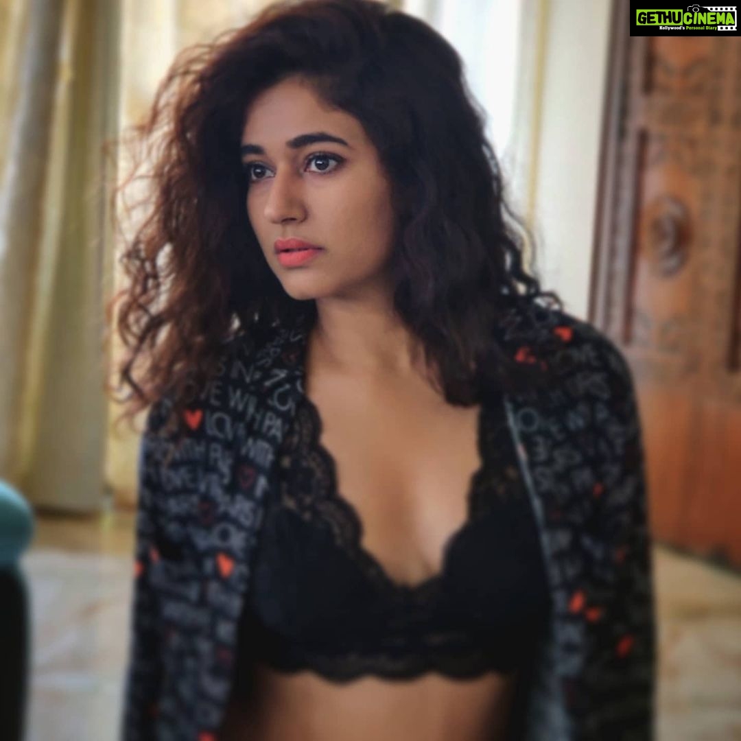 Poonam Bajwa Instagram - 🖤🖤🖤 @hairstylebynisha