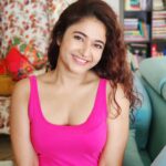 Poonam Bajwa Instagram - #cheeringuptuesday# After a brief social media hiatus! Amidst the panic and fear thats gripped the world,pray that each one of you is safe ,protected , in the pink of health !!! 📸📸@hairstylebynisha