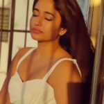 Poonam Bajwa Instagram - #lookingwithin#inbetweenshots# 💞💞@hairstylebynisha