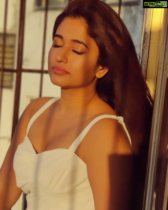 Poonam Bajwa Instagram - #lookingwithin#inbetweenshots# 💞💞@hairstylebynisha