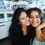 Poonam Bajwa Instagram - Always amazing meeting @kamana10 #hyddiaries❤#airportcatchups!!!#wortheveryminute