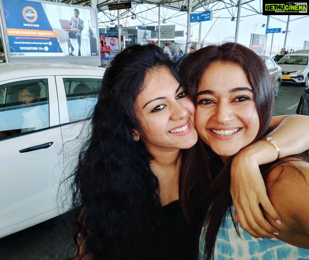 Poonam Bajwa Instagram - Always amazing meeting @kamana10 #hyddiaries❤#airportcatchups!!!#wortheveryminute