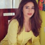 Poonam Bajwa Instagram - #hello#youhadmeatyellow💛# #🖤🖤📸📸@hairstylebynisha