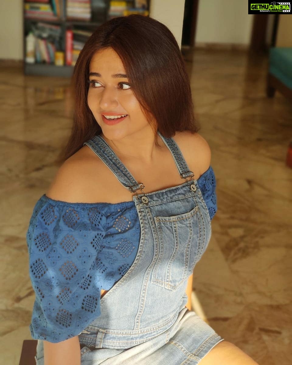 Poonam Bajwa Instagram - ✨✨✨✨✨✨✨✨✨✨✨✨ 🖤🖤📸📸@hairstylebynisha
