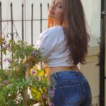 Poonam Bajwa Instagram - #inlovewiththesun#fridaypost# 📸📸🖤🖤@hairstylebynisha
