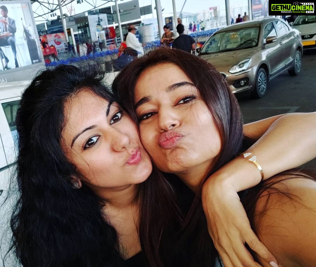 Poonam Bajwa Instagram - Always amazing meeting @kamana10 #hyddiaries❤#airportcatchups!!!#wortheveryminute