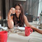Poonam Bajwa Instagram - #aftercoffeeface#beforecoffeeface#hyddairies 🖤🖤📸📸@suneel1reddy
