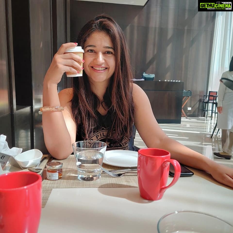 Poonam Bajwa Instagram - #aftercoffeeface#beforecoffeeface#hyddairies π€π€πΈπΈ@suneel1reddy
