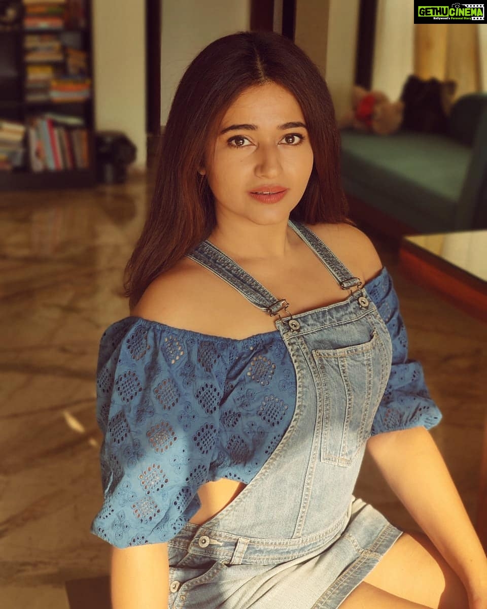 Poonam Bajwa Instagram - ✨✨✨✨✨✨✨✨✨✨✨✨ 🖤🖤📸📸@hairstylebynisha
