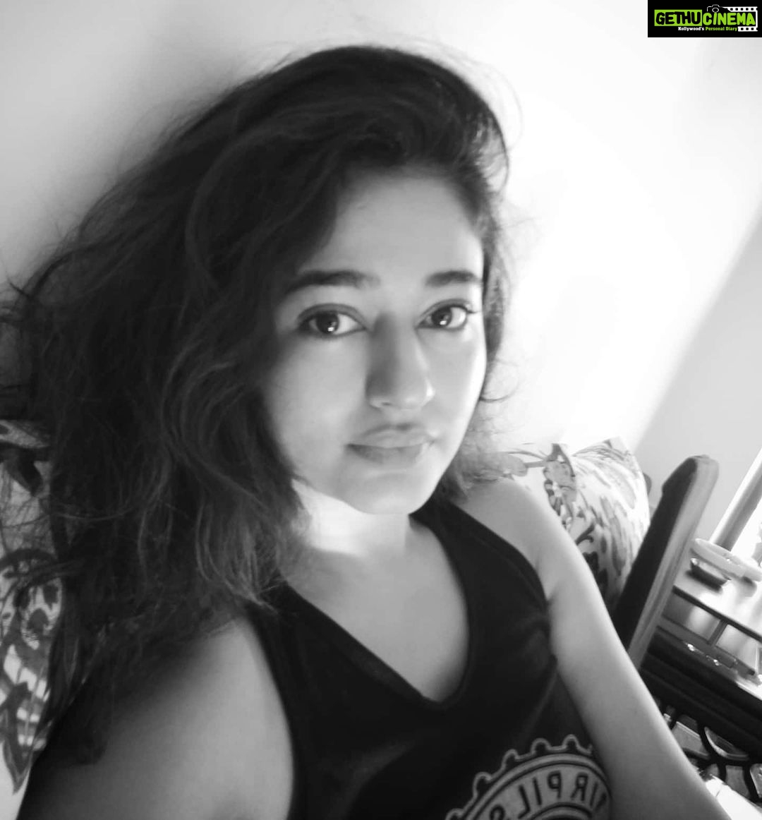 Poonam Bajwa Instagram - 🖤🖤🖤#blackandwhite⚫️⚪️
