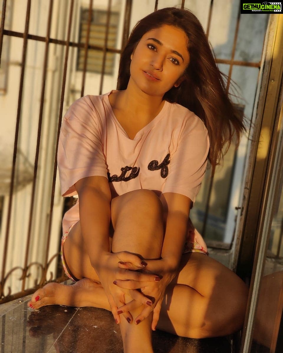 Poonam Bajwa Instagram - 🖤🖤🖤 . 📸@hairstylebynisha