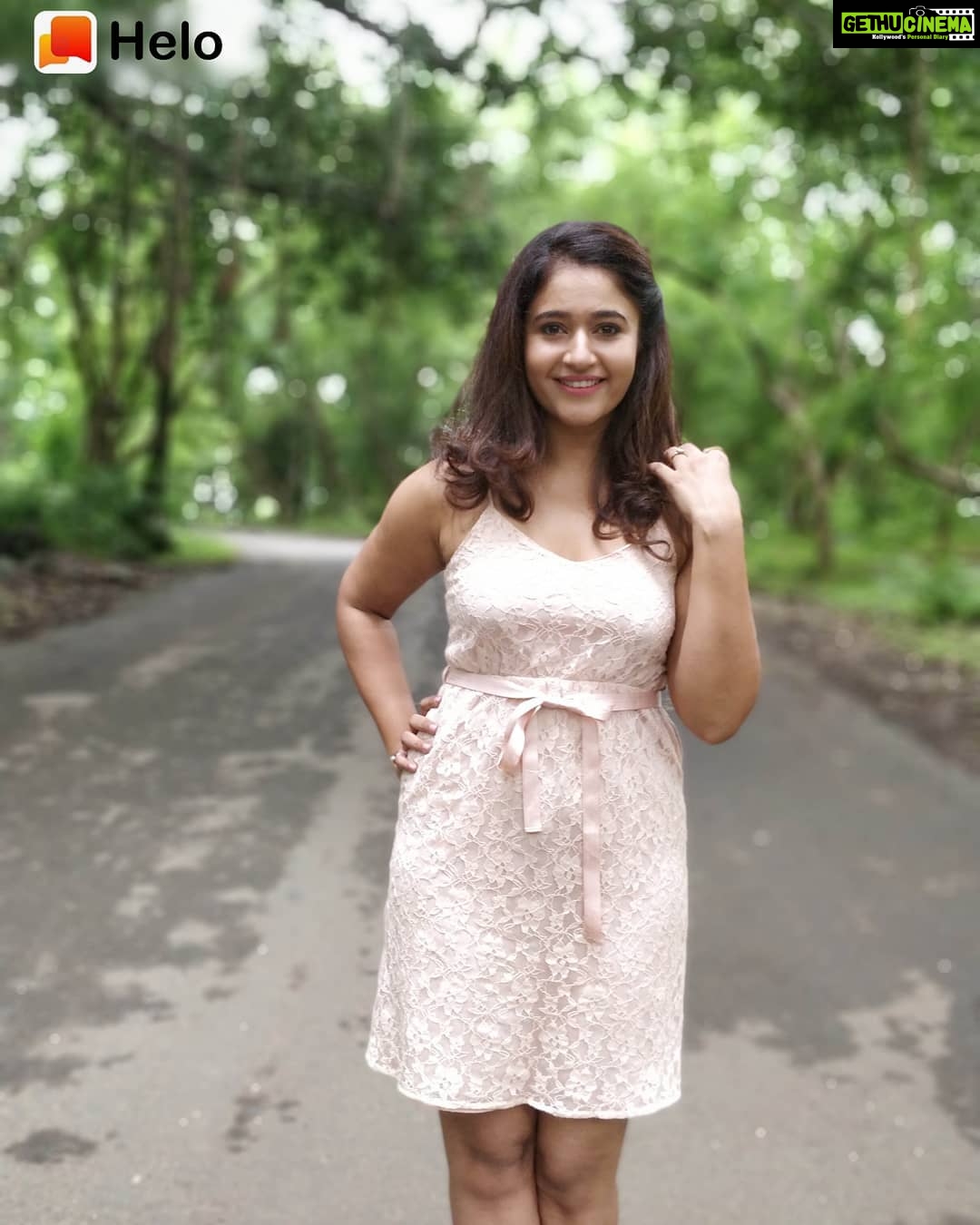 Poonam Bajwa Instagram - 🙂💕💕💕💕 Super happy to have crossed 8 lakh followers on helo!!! http://m.helo-app.com/al/YedvTmS @helo_indiaofficial
