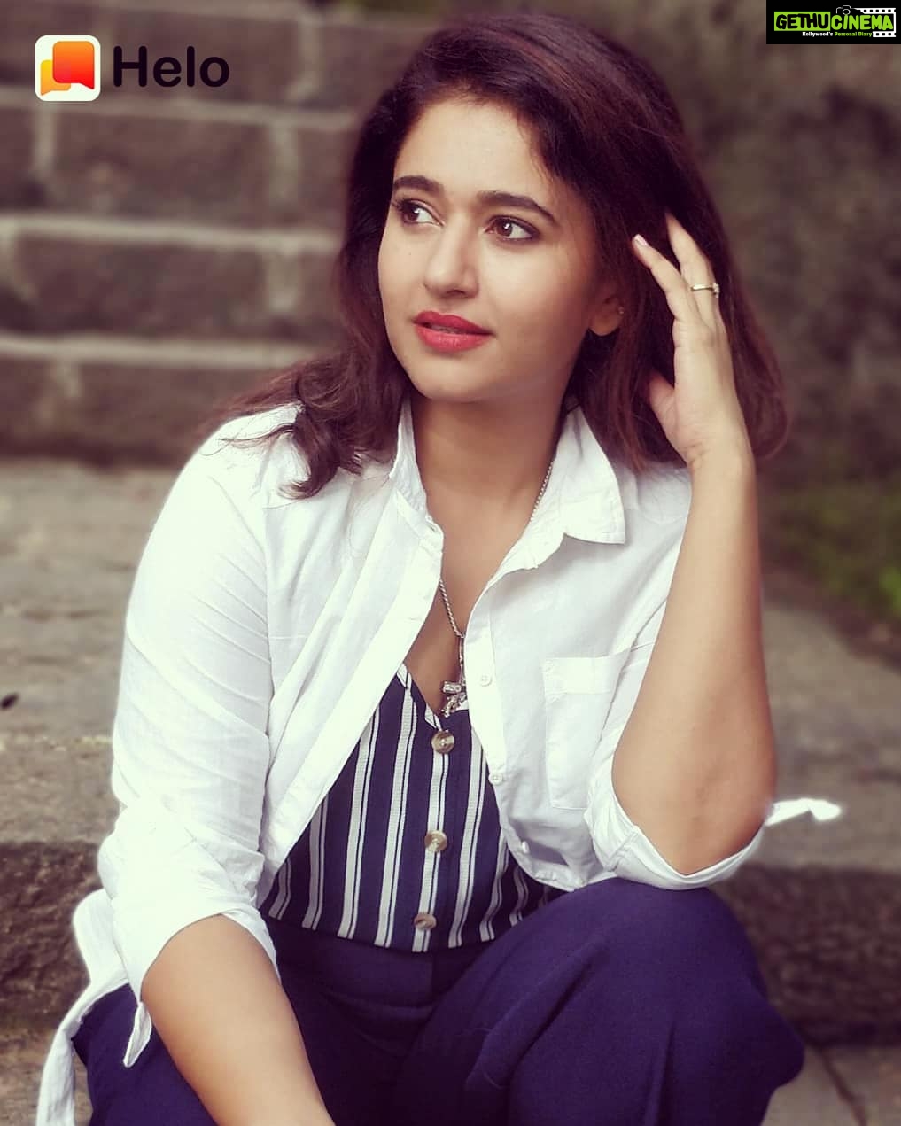Poonam Bajwa Instagram - 🌸🌸🌸http://m.helo-app.com/al/YedvTmS @helo_indiaofficial