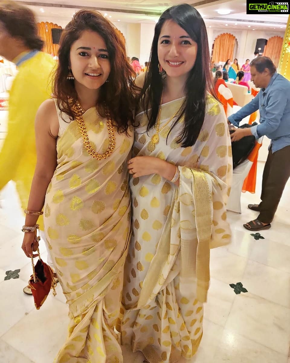 Poonam Bajwa Instagram - With @deepikabajwa ..🙈🙉🙊When your sis and you ,having no clue,arrive from different cities wearing similar outfits !! #wedidntplanthis #twinningiswinning#decemberweddings❤️#