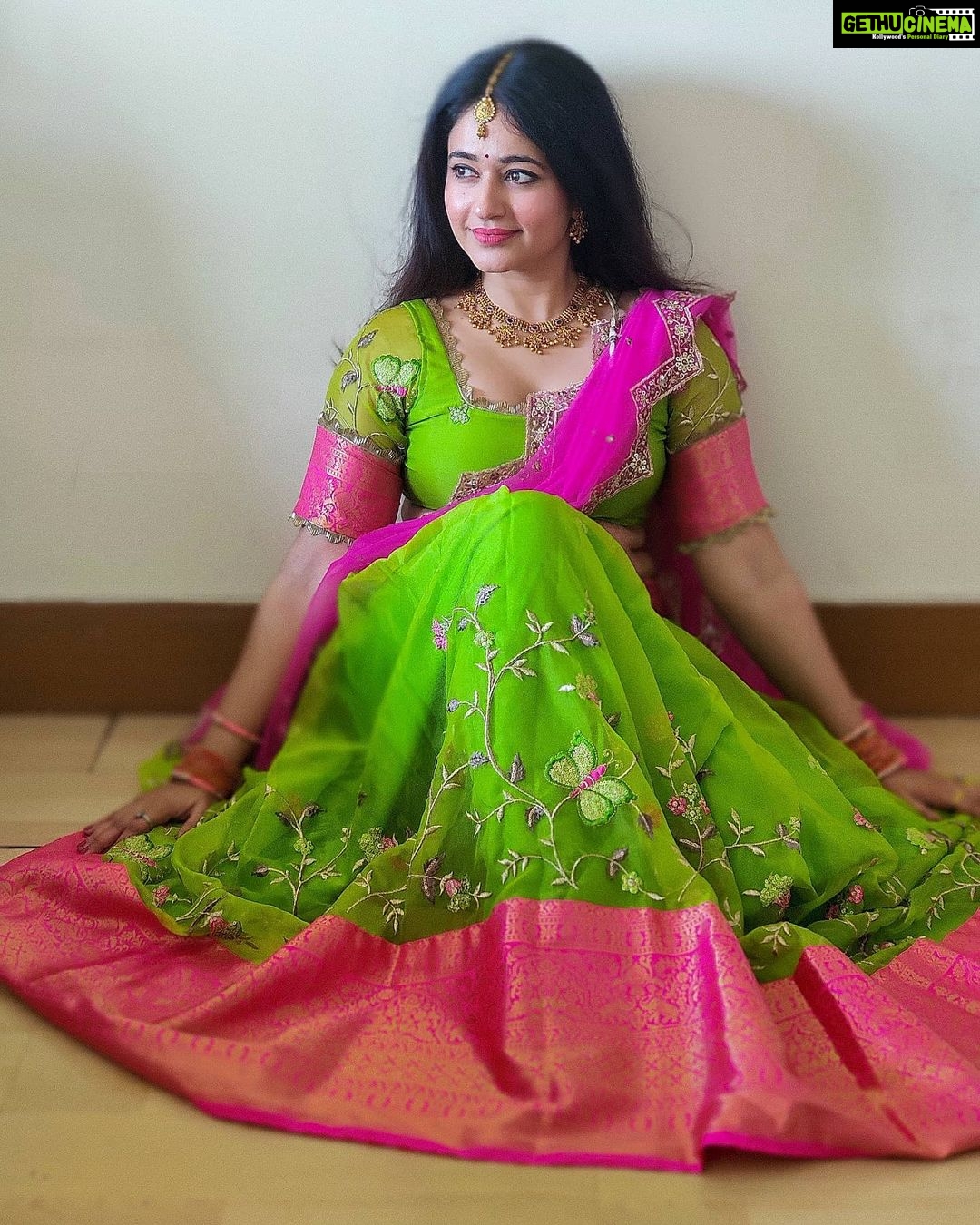 Poonam Bajwa Instagram - Outfits by✨ @kalpana_vogeti ✨✨Absolutely loved the colours nd designs of these classic beauties!❣️ Big Thank you 💓 to Kalpana @kalpana_vogeti for this experience..Was an absolute pleasure to dress in these! .🖤 @hairstylebynisha