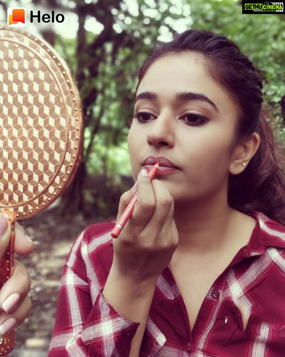 Poonam Bajwa Instagram - Superhappy to be connected with you all in @helo_indiaofficial !Keep showering your love ! . .❣ Click on the link to follow me on the Helo app ! ✨ Http://m.helo-app.com/al/YedvTmS