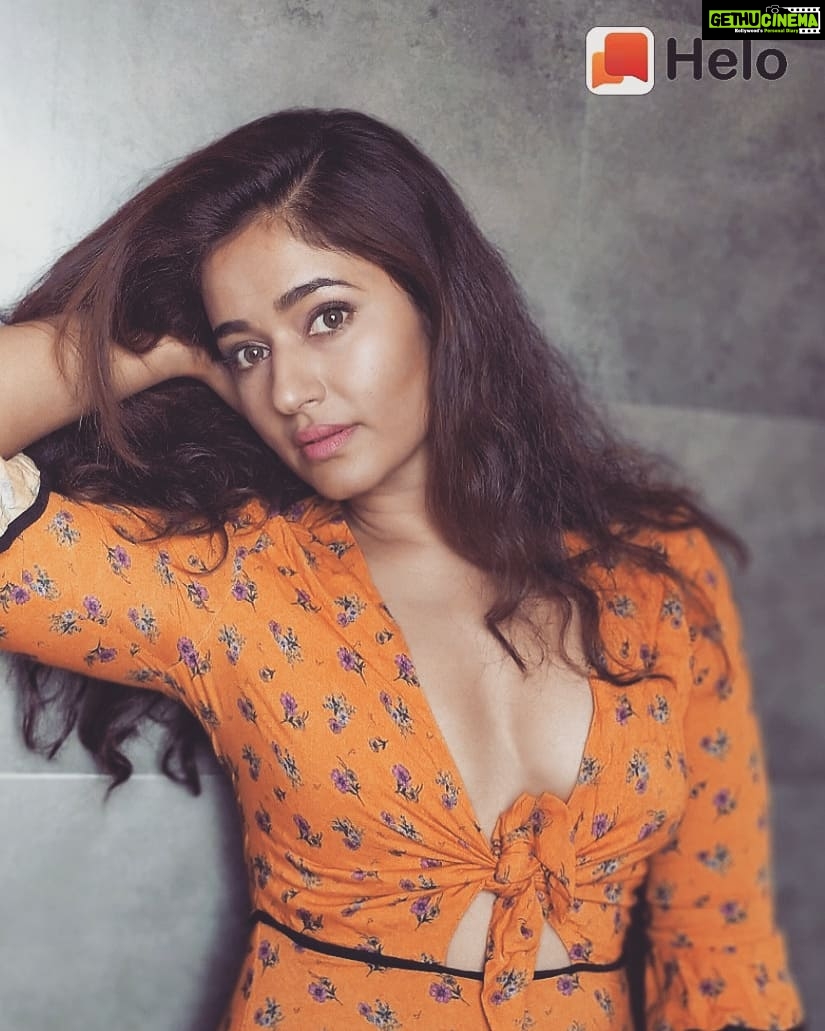 Poonam Bajwa Instagram - Helo friends thank you so much for the love and support!! We are a family of three lacs and let's keep counting. Follow me on Helo for more exclusive updates - http://m.helo-app.com/al/vwFRymS. @helo_indiaofficial.