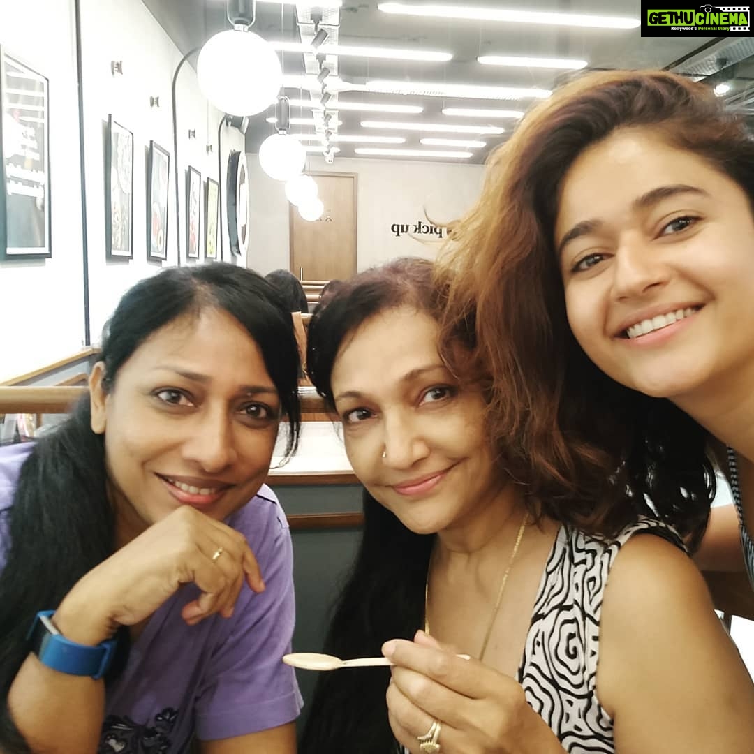 Poonam Bajwa Instagram - #midnightsnack#icecreamsunday#punedairies❤️ @deepikabajwa