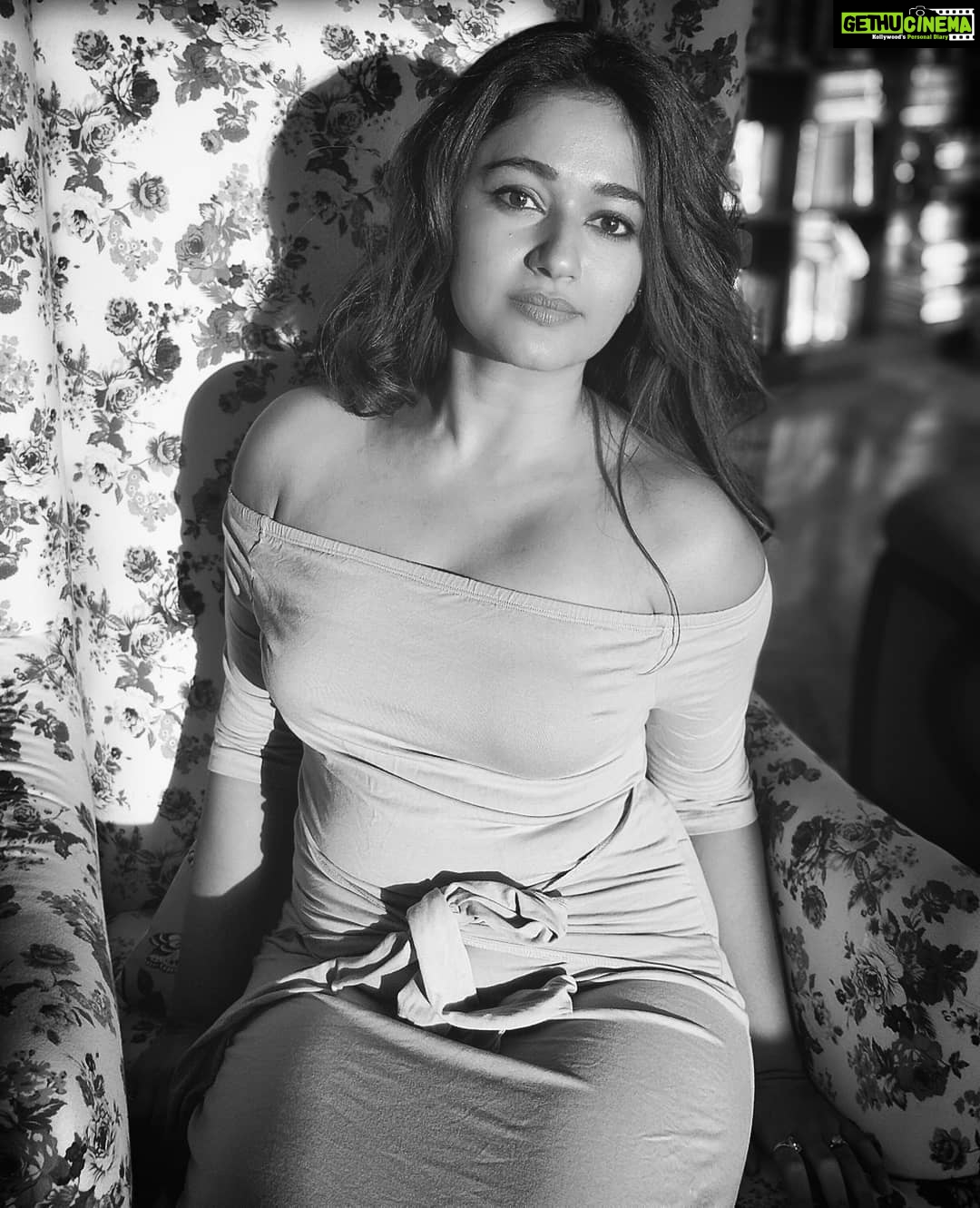 Poonam Bajwa Instagram - #blackandwhite . . . 📸📸@hairstylebynisha