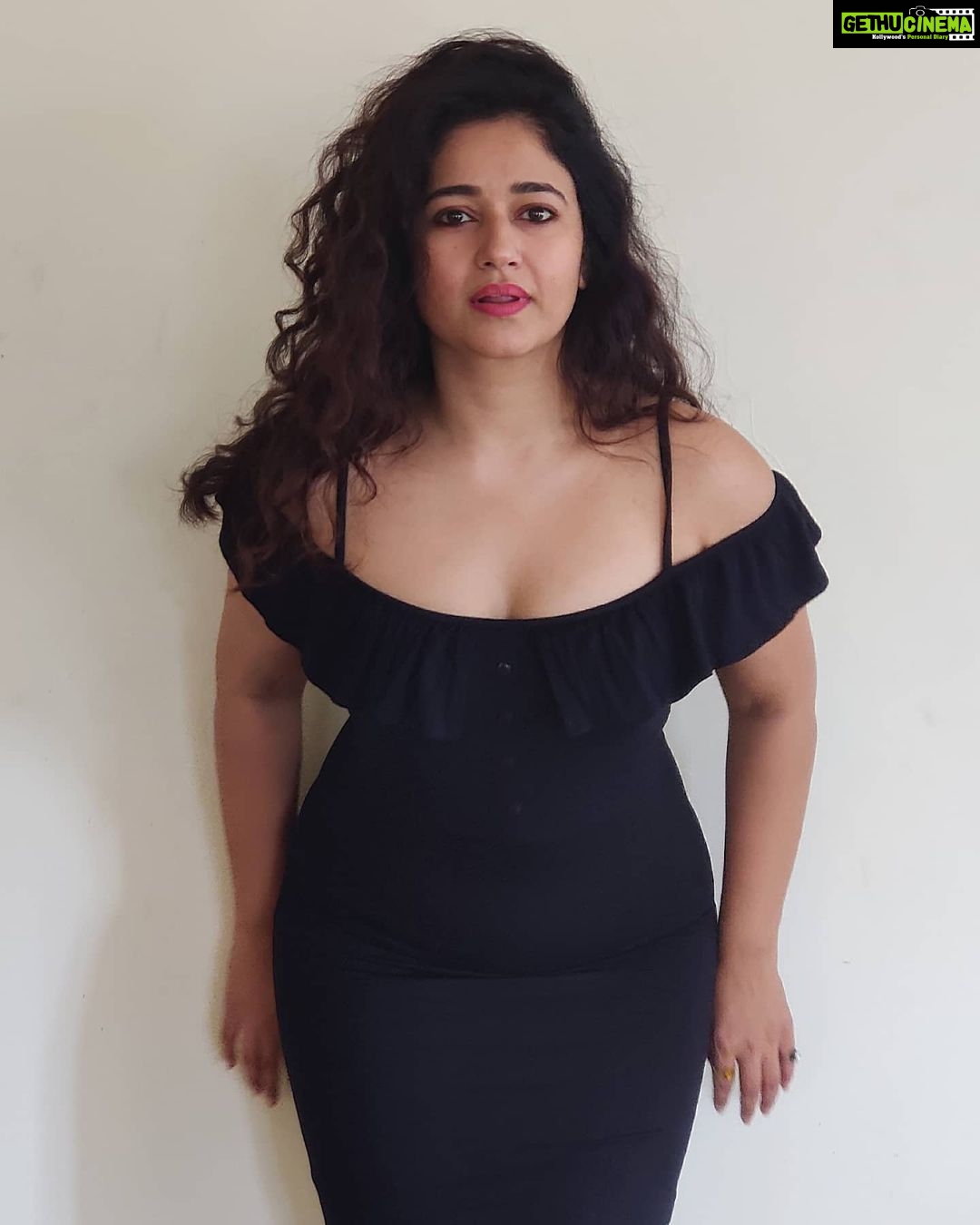 Poonam Bajwa Instagram - #lastmonthoftheyear #makeitadecembertoremember 🖤🖤🖤🖤🖤 .📸@hairstylebynisha