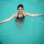 Poonam Bajwa Instagram - #summerlove❤#coolbluewater#cheesygrinner . . . .📸📸 By @suneel1reddy 🖤🖤🖤