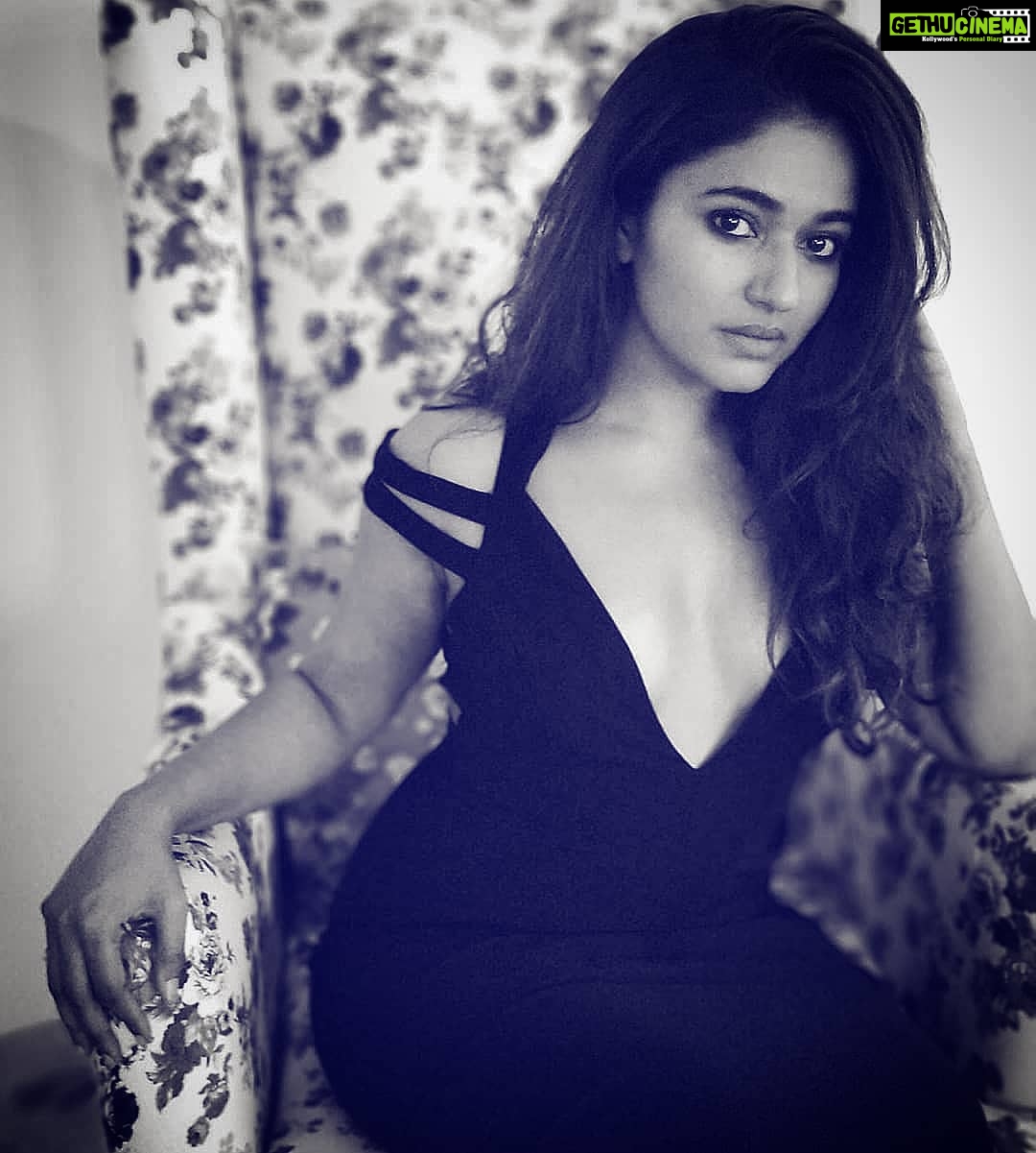 Poonam Bajwa Instagram - #darkfantasyromance#thechairseries . . . . . . .📸📸📸@@hairstylebynisha