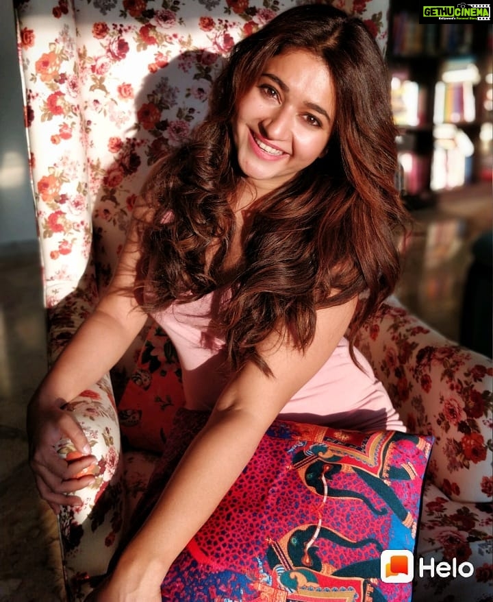 Poonam Bajwa Instagram - hello guys ! I have been reading your comments and extremely happy and thankful to each and everyone of you! Thank you for your love! @helo_app@helo_app_tamil http://m.helo-app.com/s/QfrSFxx