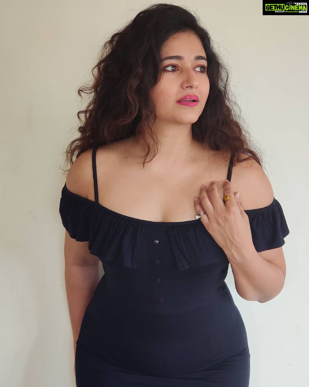 Poonam Bajwa Instagram - #lastmonthoftheyear #makeitadecembertoremember 🖤🖤🖤🖤🖤 .📸@hairstylebynisha