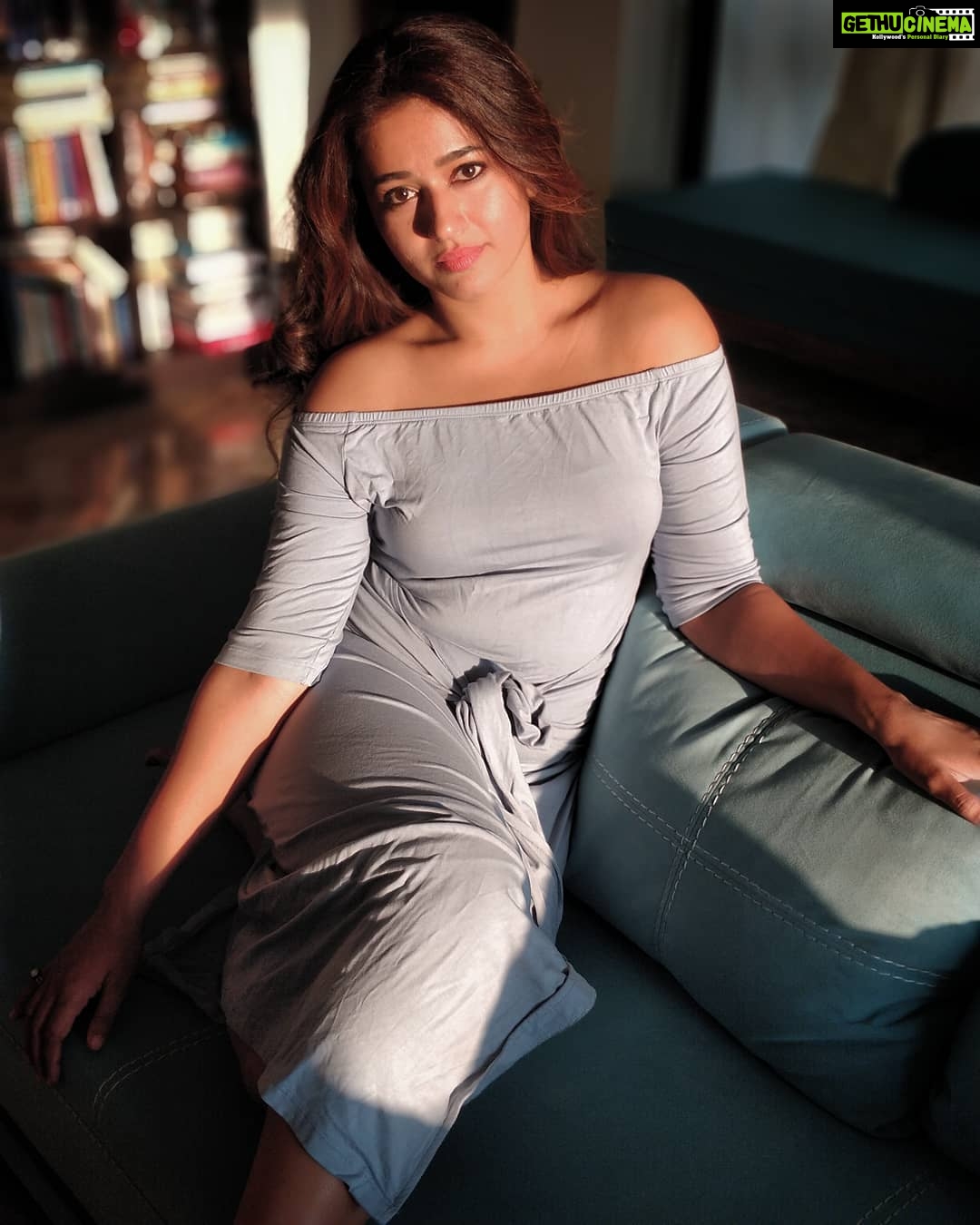Poonam Bajwa Instagram - #mondayblues💙 . . . .📸📸@hairstylebynisha