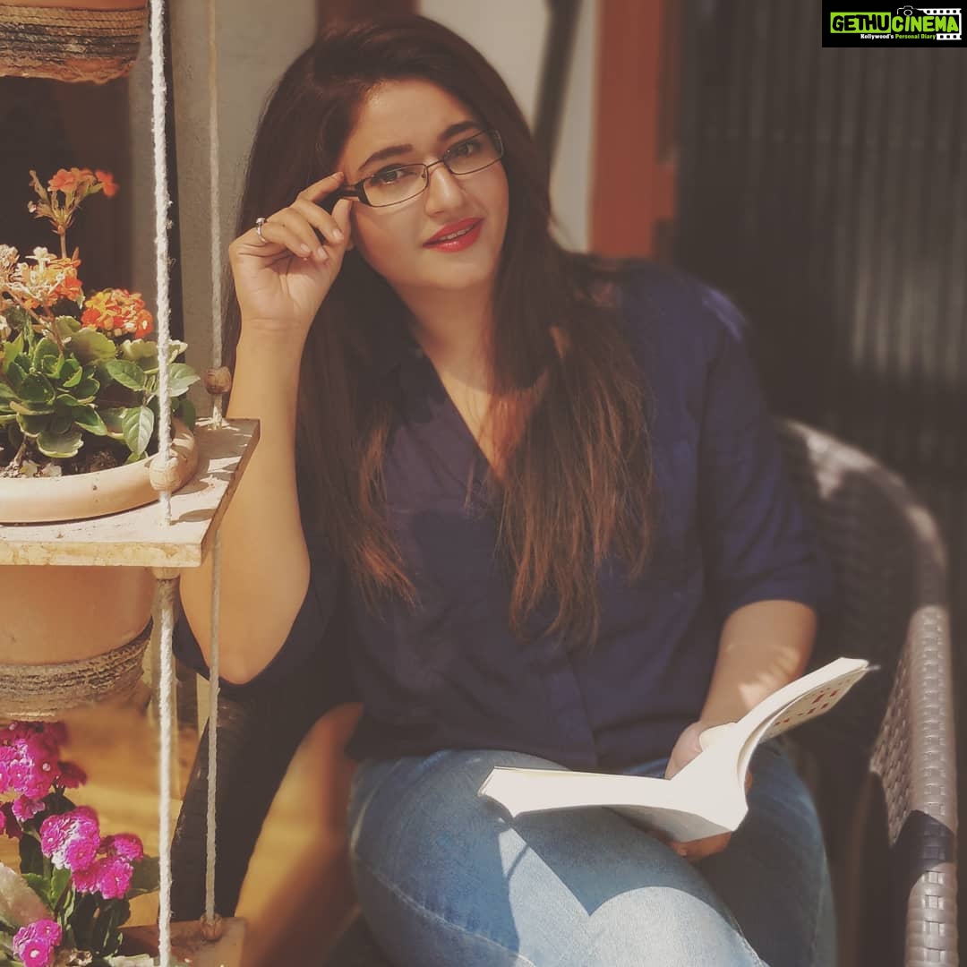 Poonam Bajwa Instagram - #bookishlove #sundaytimes#31stmarch2019💕