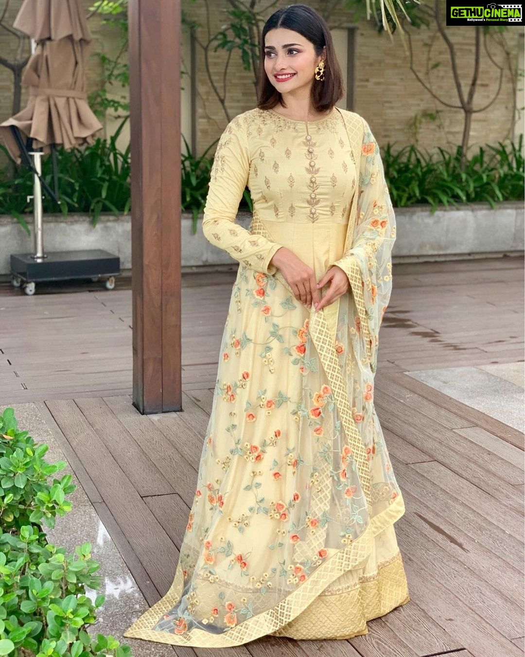 Prachi Deasi Instagram - In my effortlessly beautiful @vinay_fashion_llp ๐๐งก Thank you #Faridabad #TheLiveCouture you were wonderful ๐