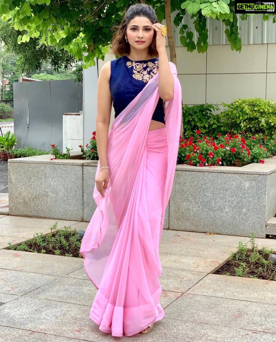 Prachi Deasi Instagram - When bestie dresses you in one of her best designs 💕🌈💫 @curiousbyjeenagupta @jeenagupta Surat, Gujarat