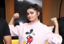 Prachi Deasi Instagram - An evening well spent with the @tastytreatofficial fam & #ChataakCricketExpert fans 😀 Here's a glimpse from @tastytreatofficial World Cup evening! #YouWinSomeYouLoseSome 🌈 Screen 1 , V R Mall - Inox