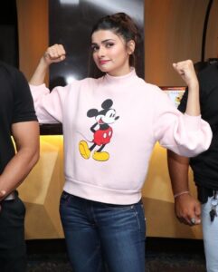 Prachi Deasi Instagram - An evening well spent with the @tastytreatofficial fam & #ChataakCricketExpert fans 😀 Here's a glimpse from @tastytreatofficial World Cup evening! #YouWinSomeYouLoseSome 🌈 Screen 1 , V R Mall - Inox