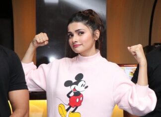Prachi Deasi Instagram - An evening well spent with the @tastytreatofficial fam & #ChataakCricketExpert fans 😀 Here's a glimpse from @tastytreatofficial World Cup evening! #YouWinSomeYouLoseSome 🌈 Screen 1 , V R Mall - Inox