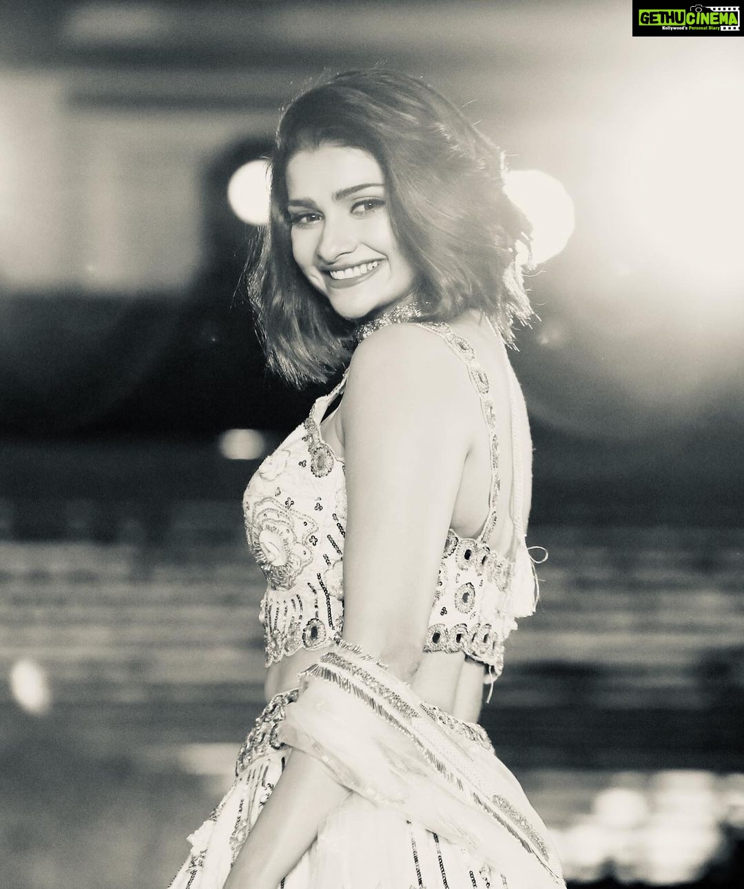 Prachi Deasi Instagram - 💫 #IFLCDUBAI2019 #Dubai #showstopper #fashion #2019 Al Habtoor Polo Resort & Club