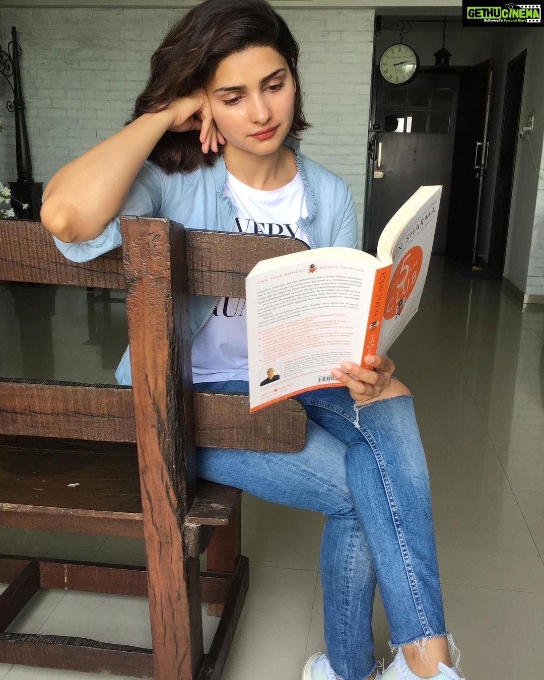 Prachi Deasi Instagram - Thank you for my autographed copy @robinsharma 📖 my Dad is most hopeful that your book will inculcate in me the habit that he couldn’t 🤪🤞🏻 #The5AMClub #morning #book #read #robinsharma