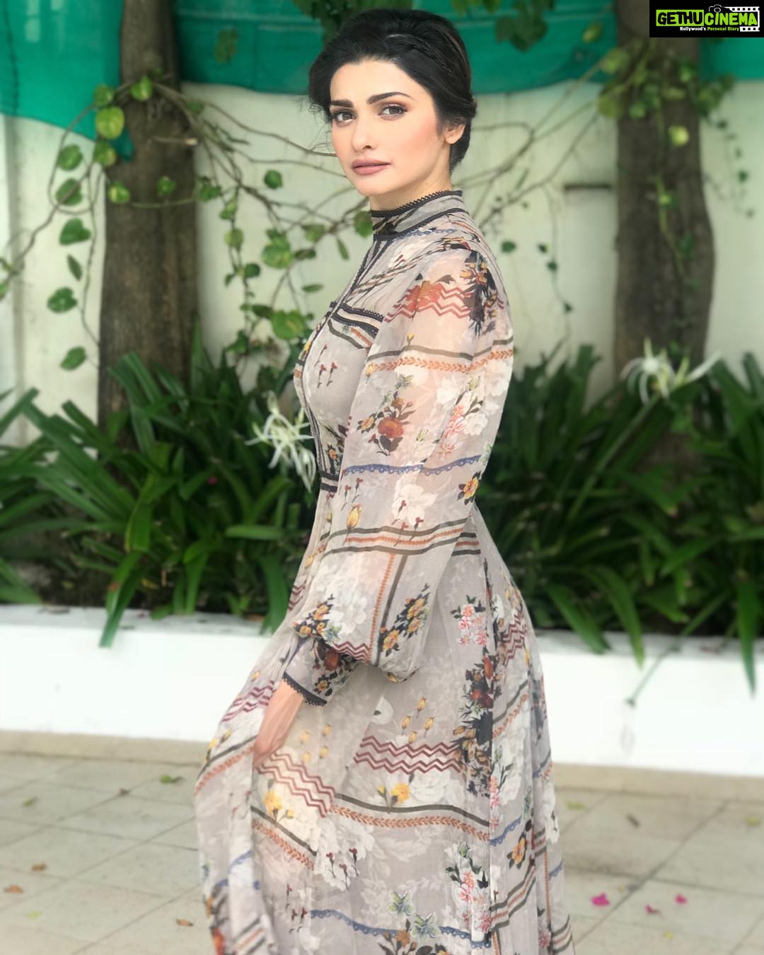 Prachi Deasi Instagram - In this beautiful creation by one of my favourites ❣️🌸 Thank you @sahilkochar . #hmua @makeupbymahekkbhutt #SelfStyled #Baroda #Vadodra Baroda, Gujarat, India