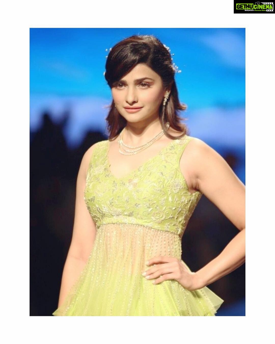Prachi Deasi Instagram - So wonderful being the #Showstopper for @archithanarayanamofficial ‘s #beautiful collection 💚 @thefdci #beauty by @makeupbymahekkbhutt #latergram #latepost #delhi #fdci #lmifw #ramp #love #makeup #hair #natural #glow #dewy #skin #green #blue #2018