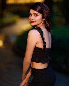 Prachi Deasi Instagram - Thankkk youuu @gauravsawn for this amazing click 📸❣️ #favoritepicture @shaylinayak @latikajathar 🤗
