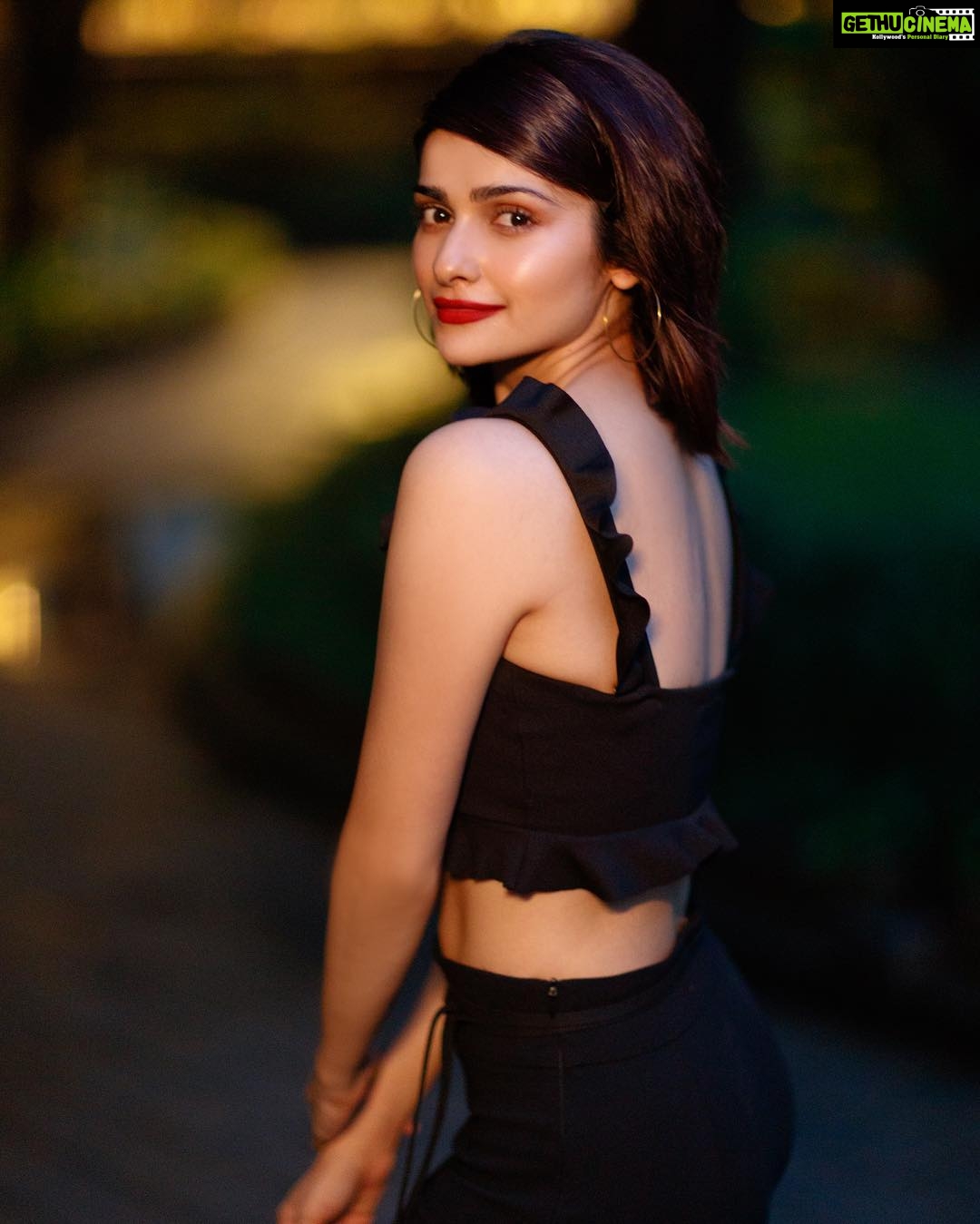 Prachi Deasi Instagram - Thankkk youuu @gauravsawn for this amazing click 📸❣️ #favoritepicture @shaylinayak @latikajathar 🤗