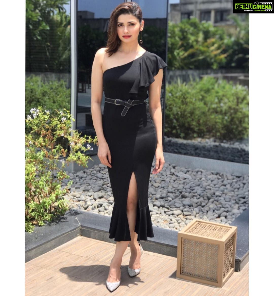 Prachi Deasi Instagram - #StyleFile 🖤 #aboutyesterday #Styled by @sanamratansi 🤗 assisted by @tulsisoni #Hair by @makeupbymahekbhatt #Ahmedabad #Samsung #Qledtv